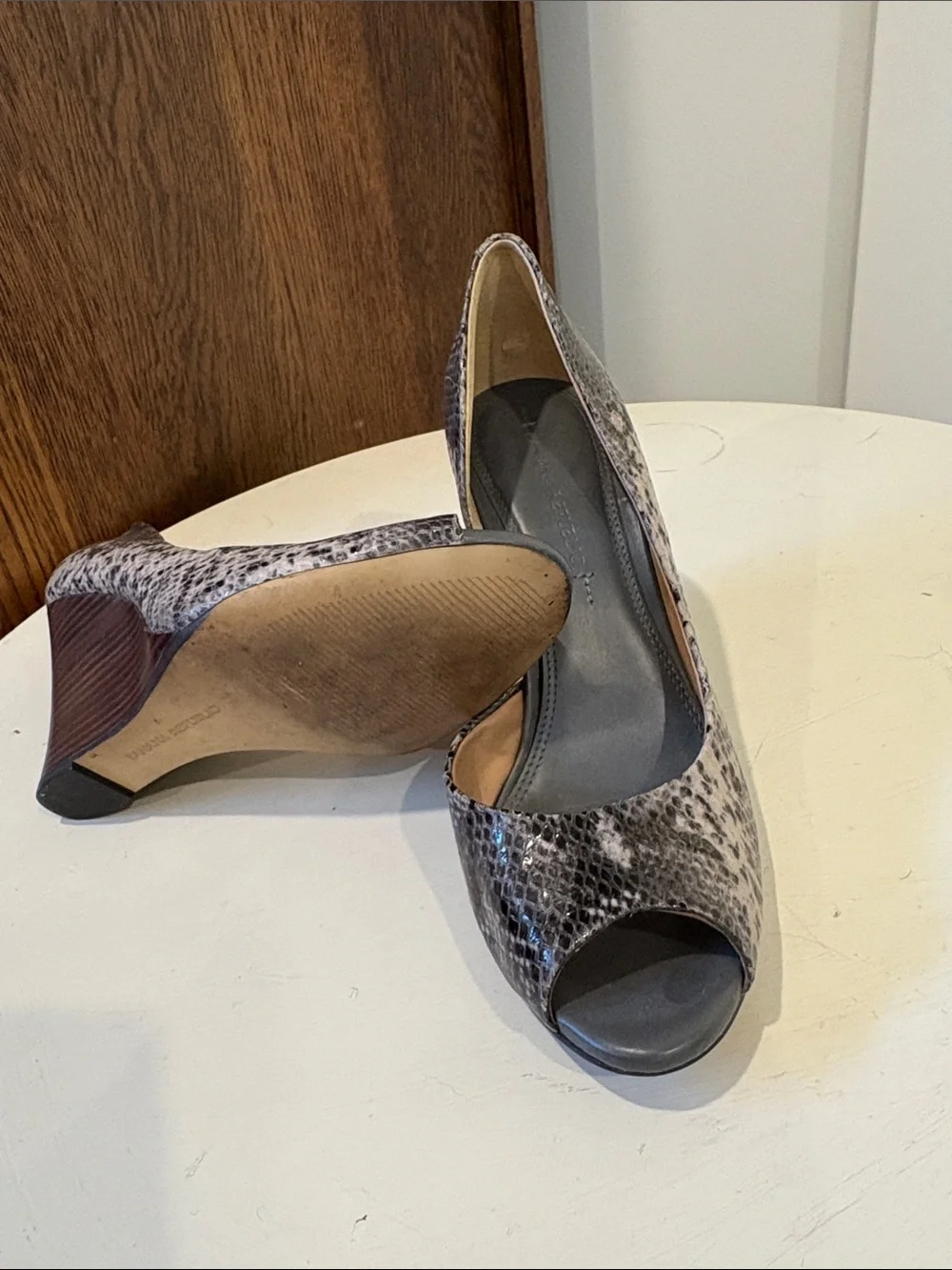 Banana Republic silhouette neutral steady